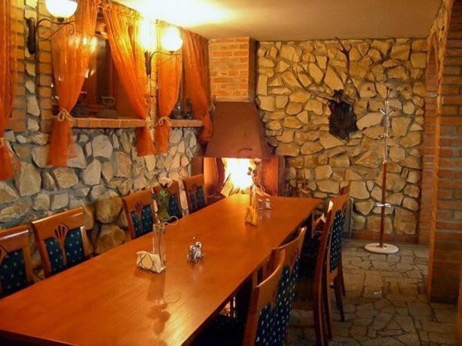 Powidz Lakeside Hotel & Restaurant エクステリア 写真